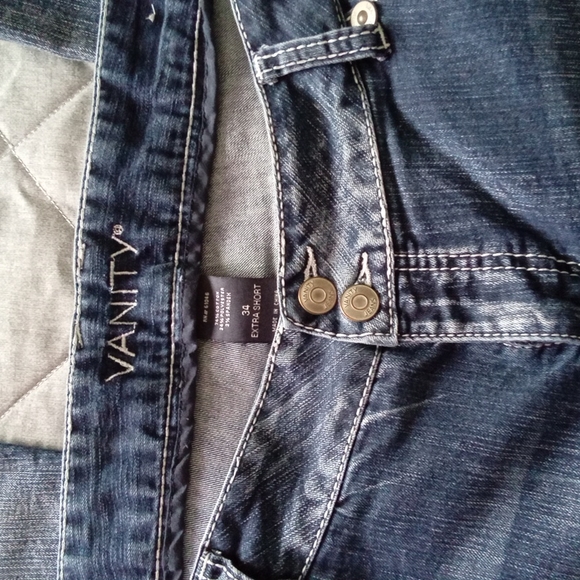 Vanity - Picture 3 of 3